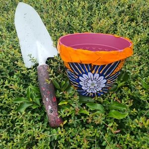 COLOURFUL FLOWER POTS